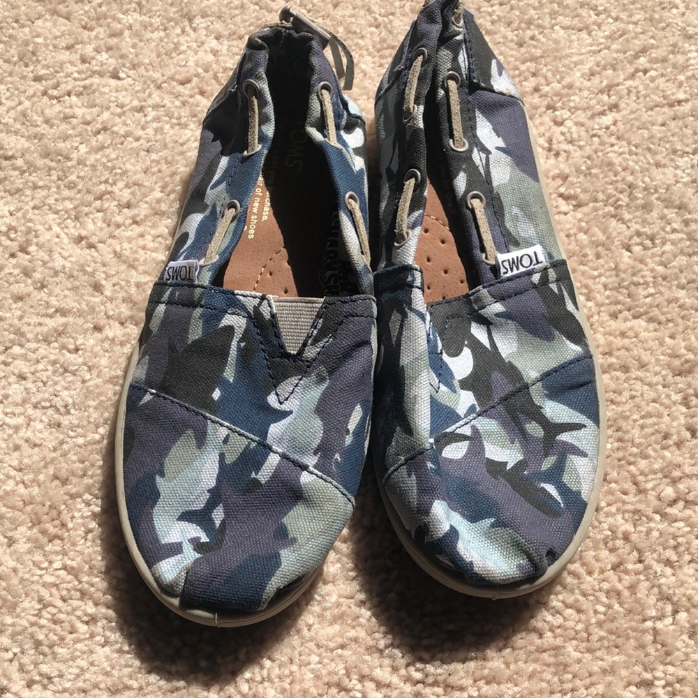 Toms Shark Week Shark Camo Never Worn Youth 3